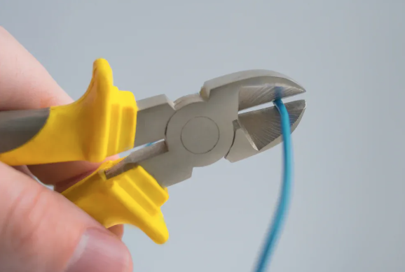 Как разрезать гибкий электрический канал?